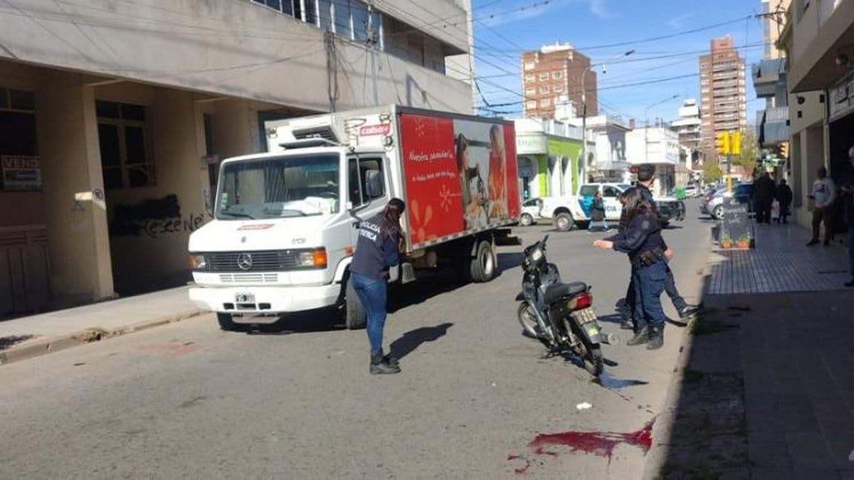 Un motociclista sufrió graves fracturas en una pierna tras chocar con un camión en el centro