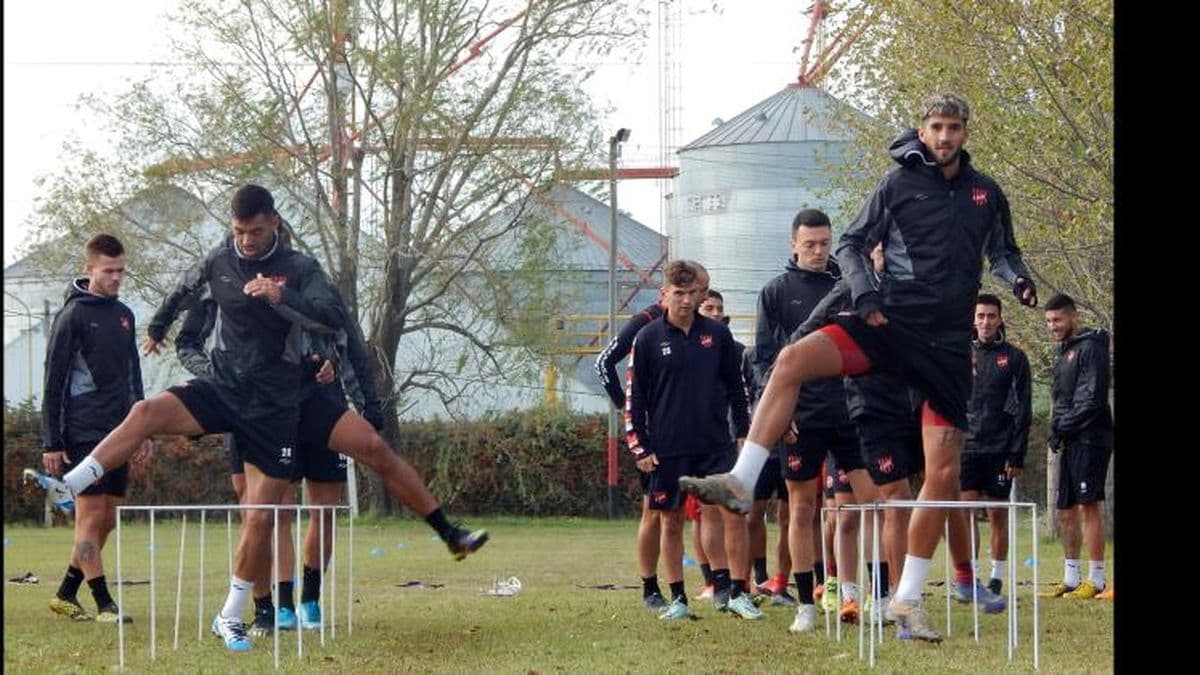 Douglas intentará recuperarse este domingo ante Sportivo Belgrano
