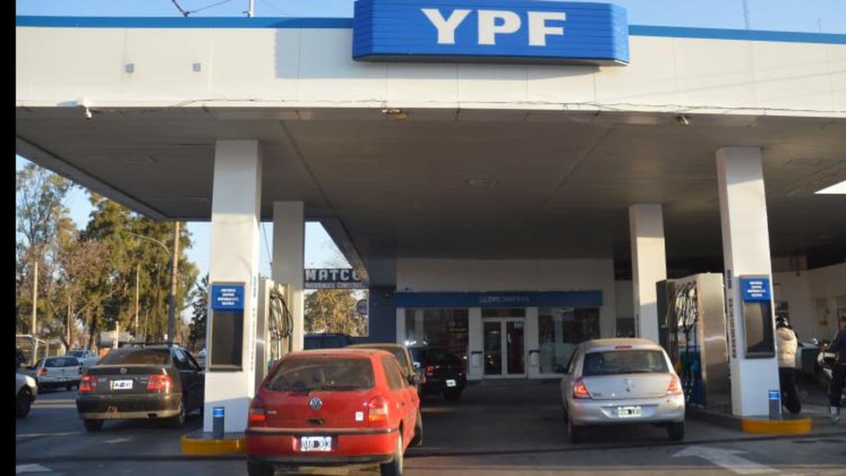 Subieron los combustibles de YPF un 9% promedio y le seguirán las otras compañías