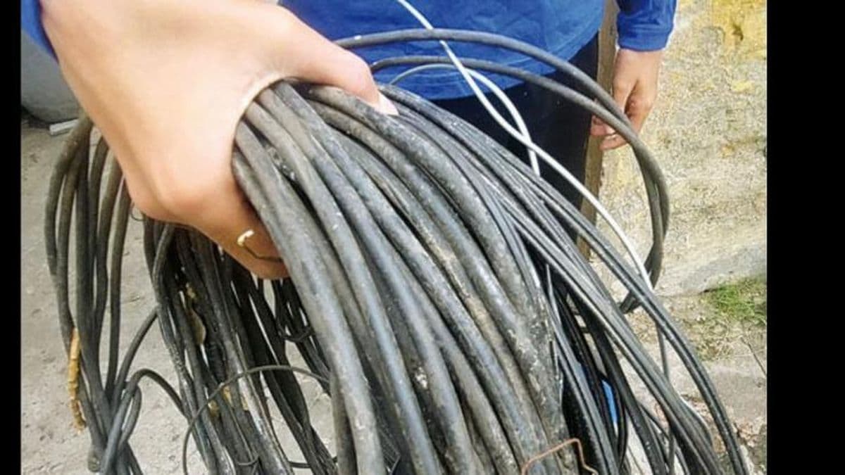 Dos menores de 15 y 16 años detenidos por robar cables en la vía pública