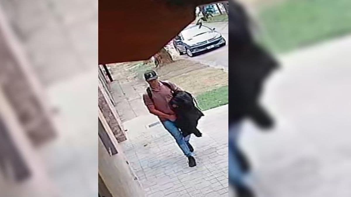 Preocupación en el barrio Martín Illia por sujeto que deambula por techos y tapiales