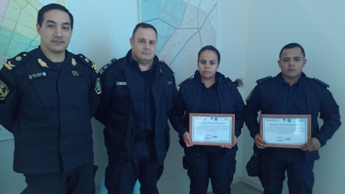 Reconocieron a dos policías que salvaron la vida de un joven que intentó suicidarse