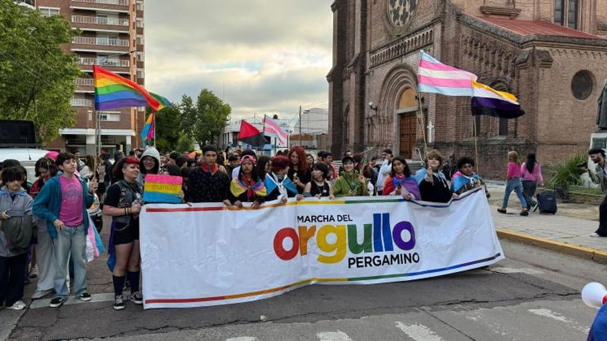 Portando banderas arcoiris, más de mil personas participaron de la Marcha del Orgullo