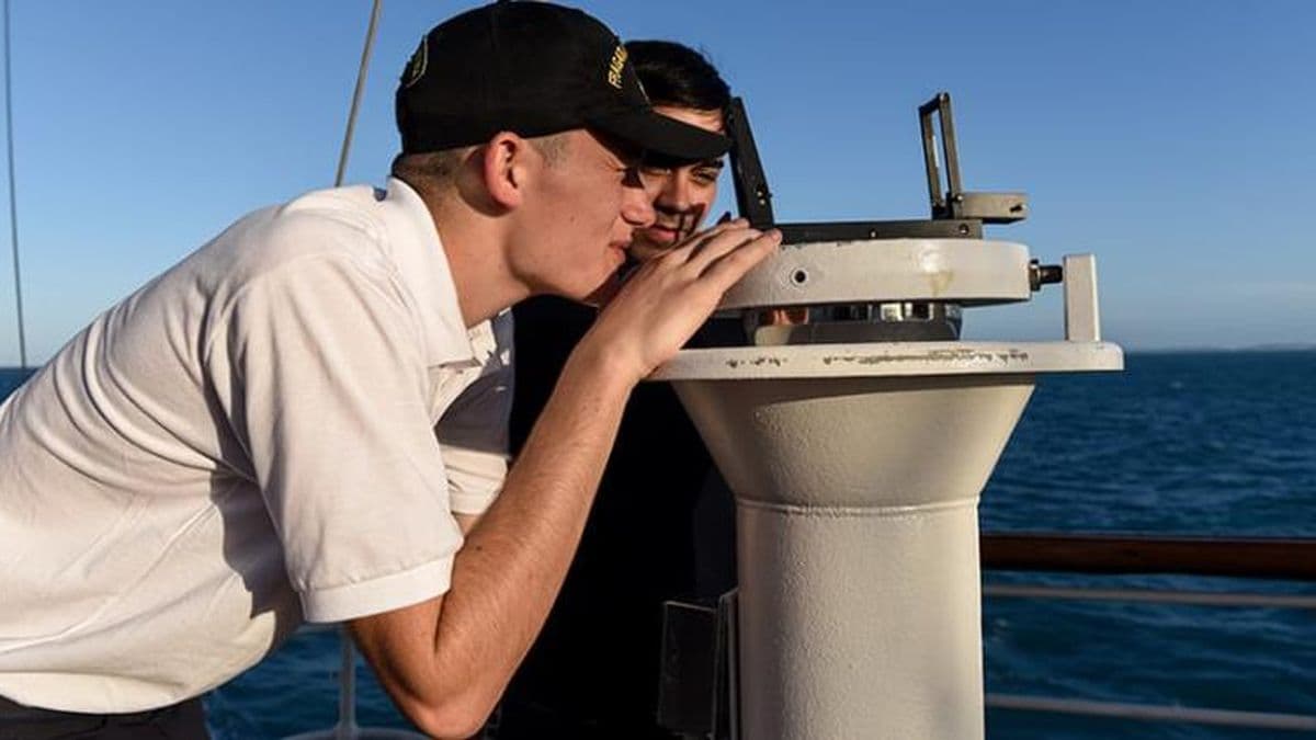 El pergaminense Mateo Leonelli navega hacia Estados Unidos en la Fragata "Libertad"