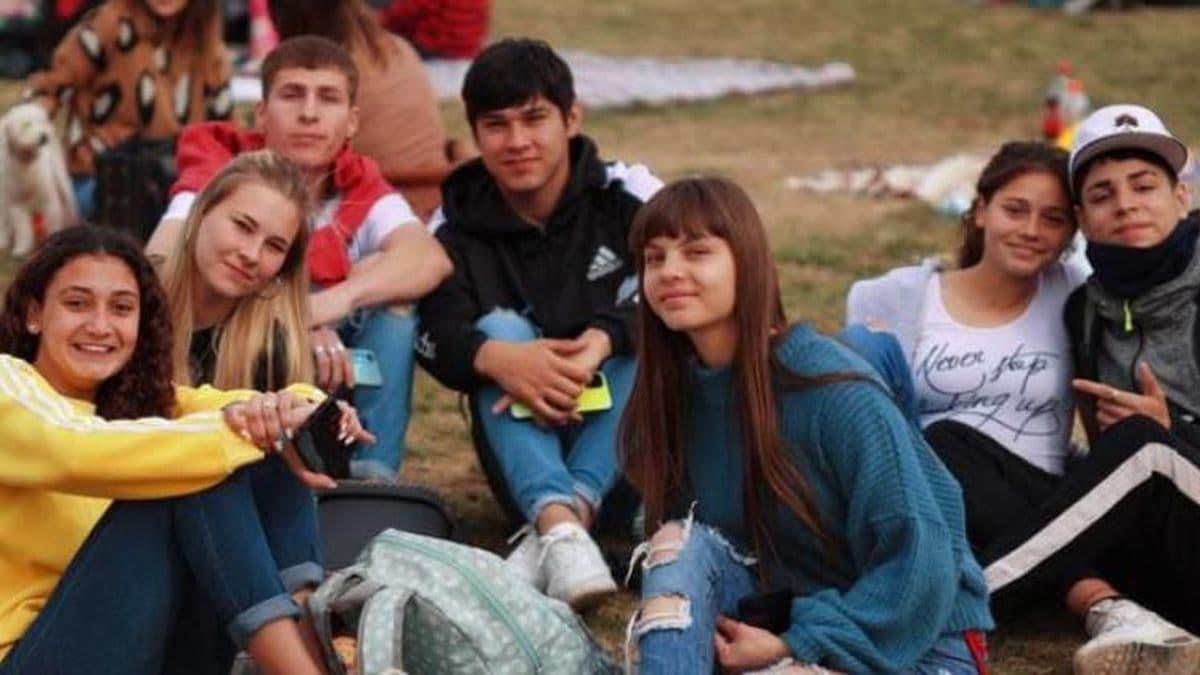 En una jornada nublada y fresca, cientos de pergaminenses recibieron la Primavera