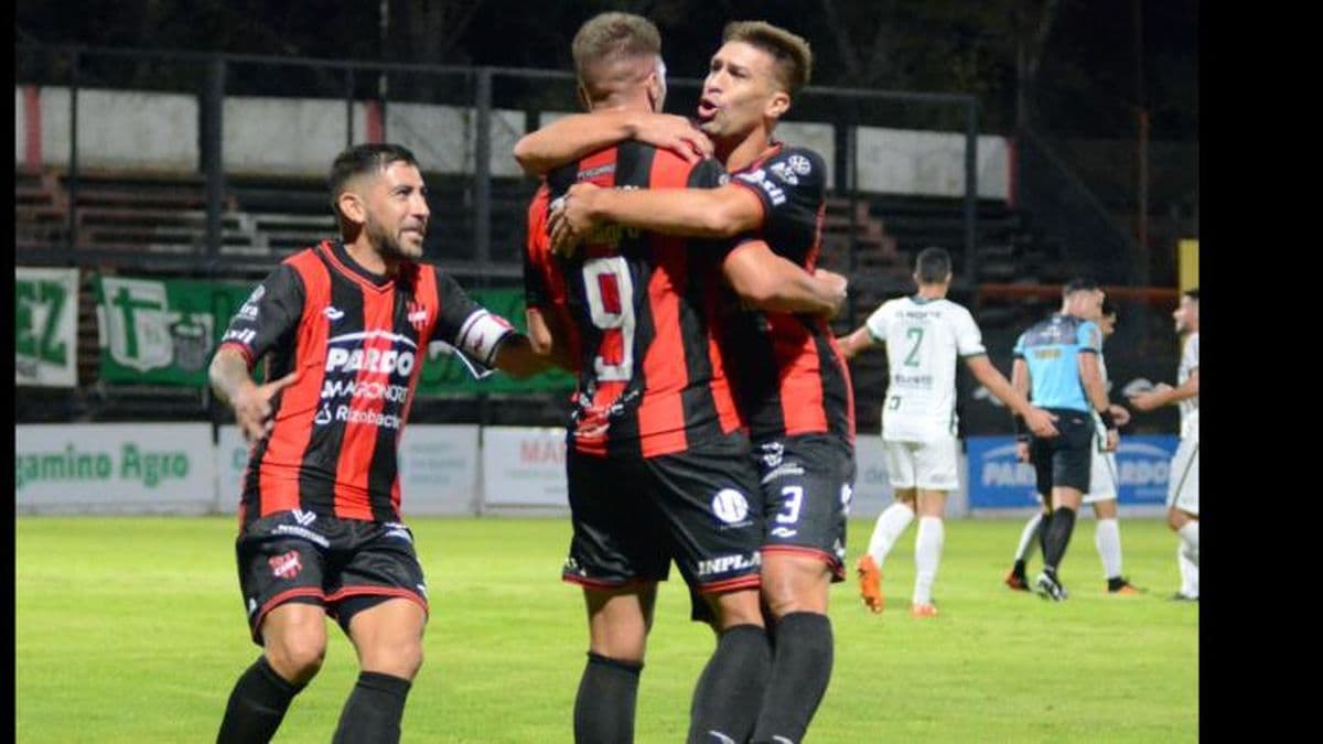 Douglas volvió al triunfo e ilusiona a su gente