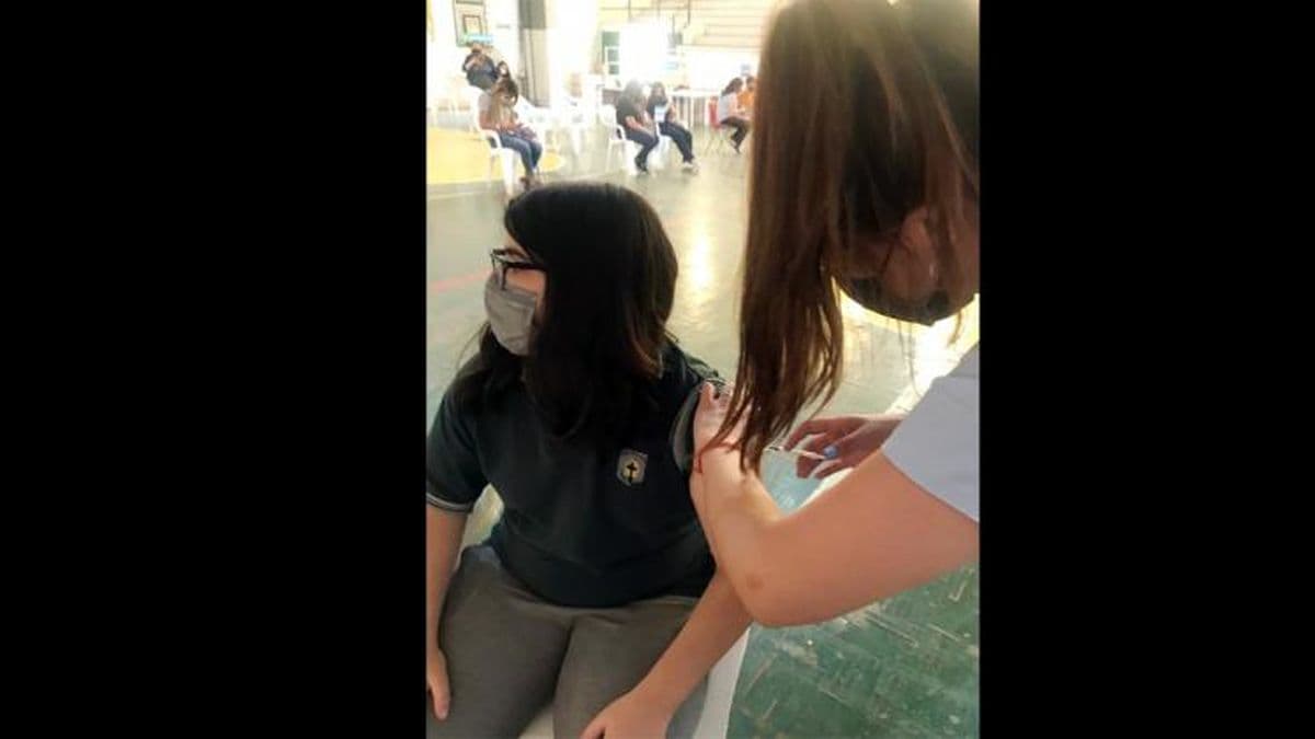 Crearán postas de vacunación en más de 2.000 escuelas bonaerenses