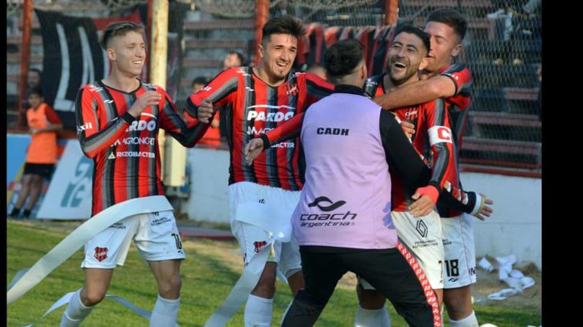 Douglas volvió a ganar, sonreír y trepó en la tabla de posiciones