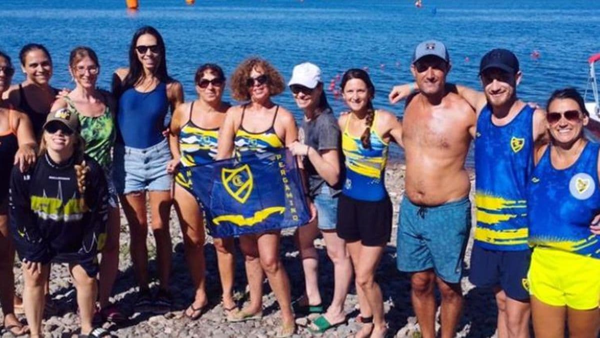 Nadadores pergaminenses en el Cruce del Lago en Villa Rumipal