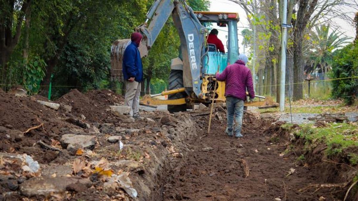 Realizan obras de cordón cuneta en distintas zonas de la ciudad