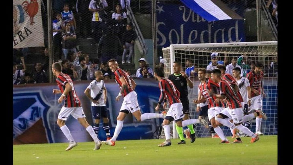 Douglas logró un valioso empate en Salta y sigue en zona de clasificación