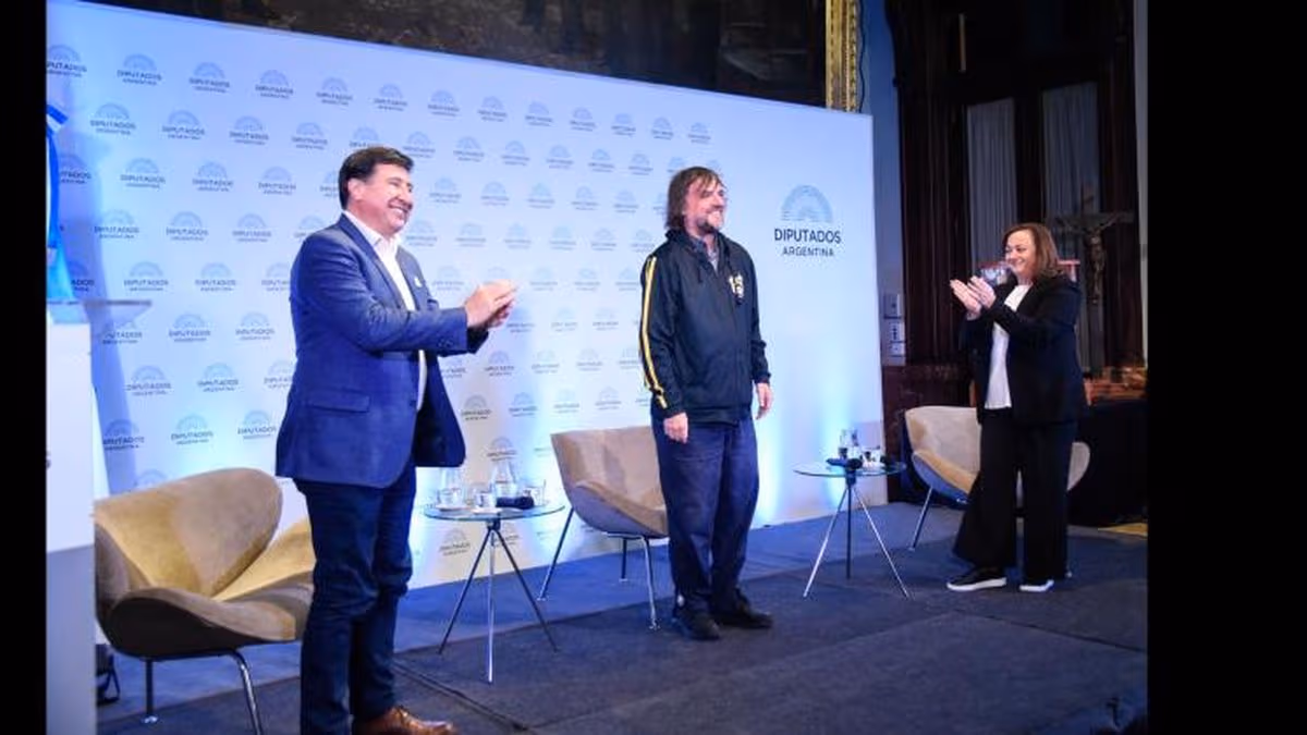 Cecilia Moreau firmó el compromiso de prevención y lucha contra las drogas junto al Padre Pepe