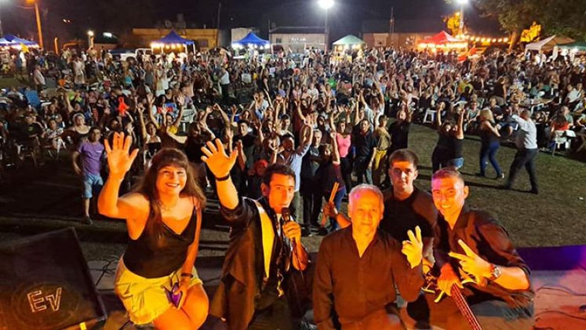 Festival tradicional en la plaza Virgen de Luján de Carabelas: Una noche de música y cultura