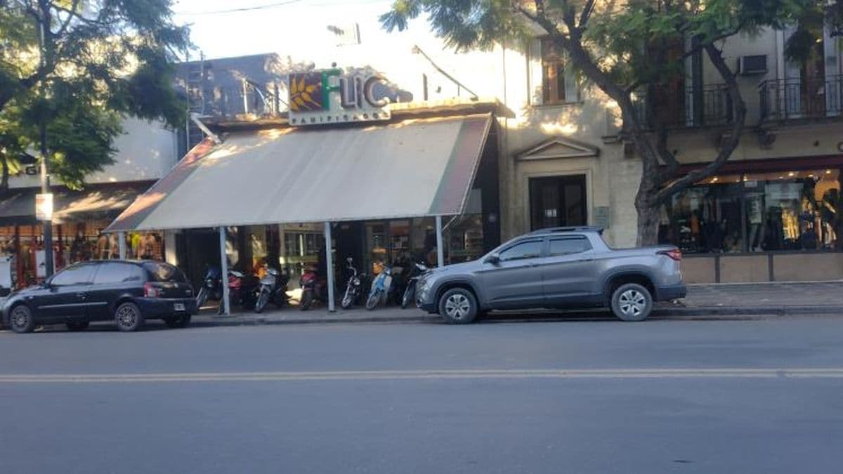 Pidió sándwiches, robó el dinero del local y lo arrestaron a pocas cuadras