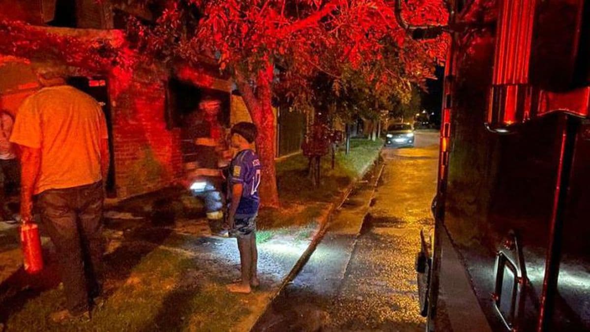 Grandes pérdidas materiales al incendiarse una vivienda