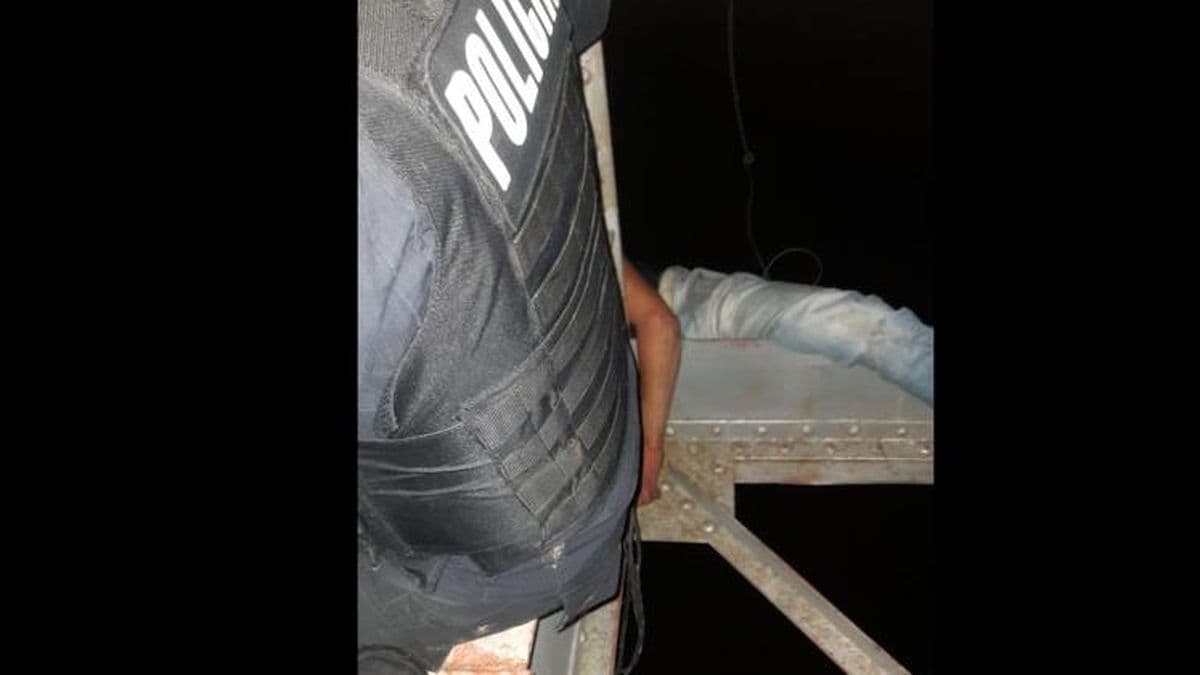 Un joven intentó suicidarse colgado de un puente y lo salvaron dos policías