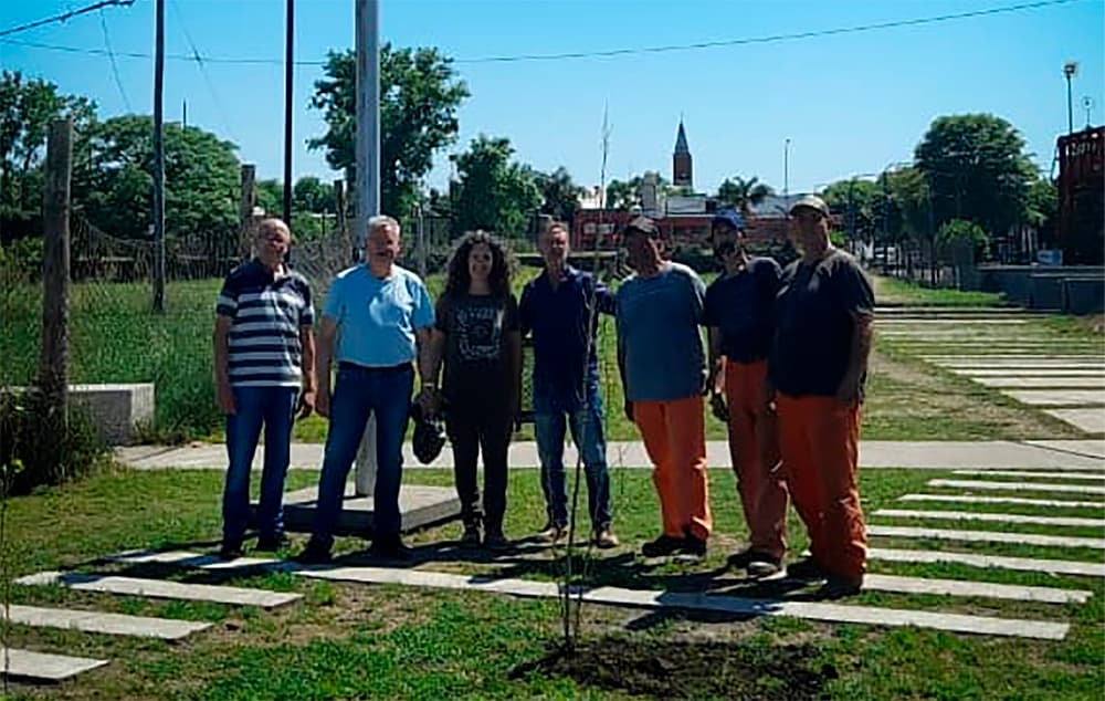 Excombatientes participaron de la reforestación del monumento en su honor