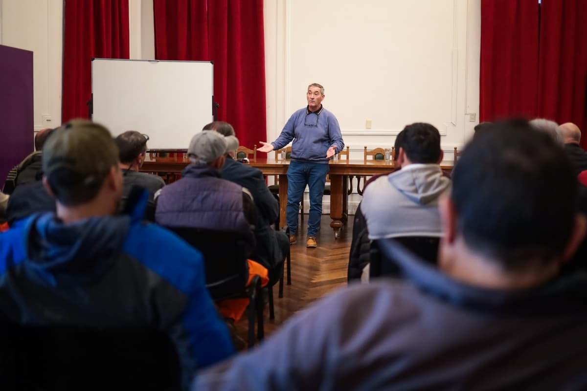 Importante capacitación para maquinistas de motoniveladoras