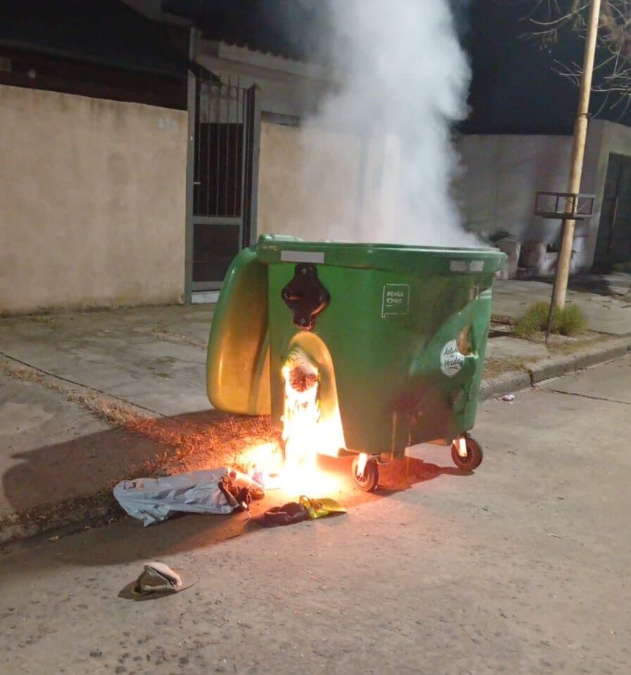 Incendiaron dos contenedores verdes en Barrio Centenario