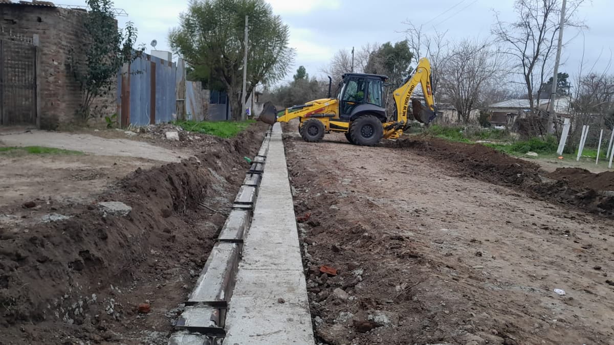 Obras de cordón cuneta y asfalto en diferentes barrios de Pergamino