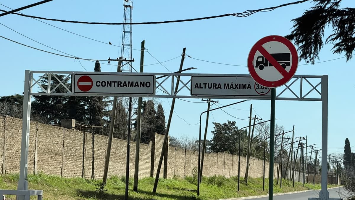 Instalan limitadores de altura en calle Mansilla para ordenar el tránsito pesado