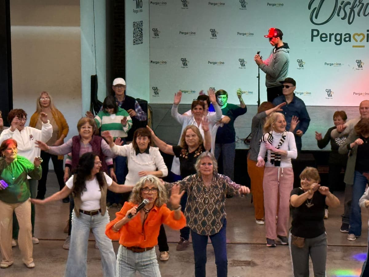 Más de 300 adultos mayores disfrutaron a pura música, baile y humor