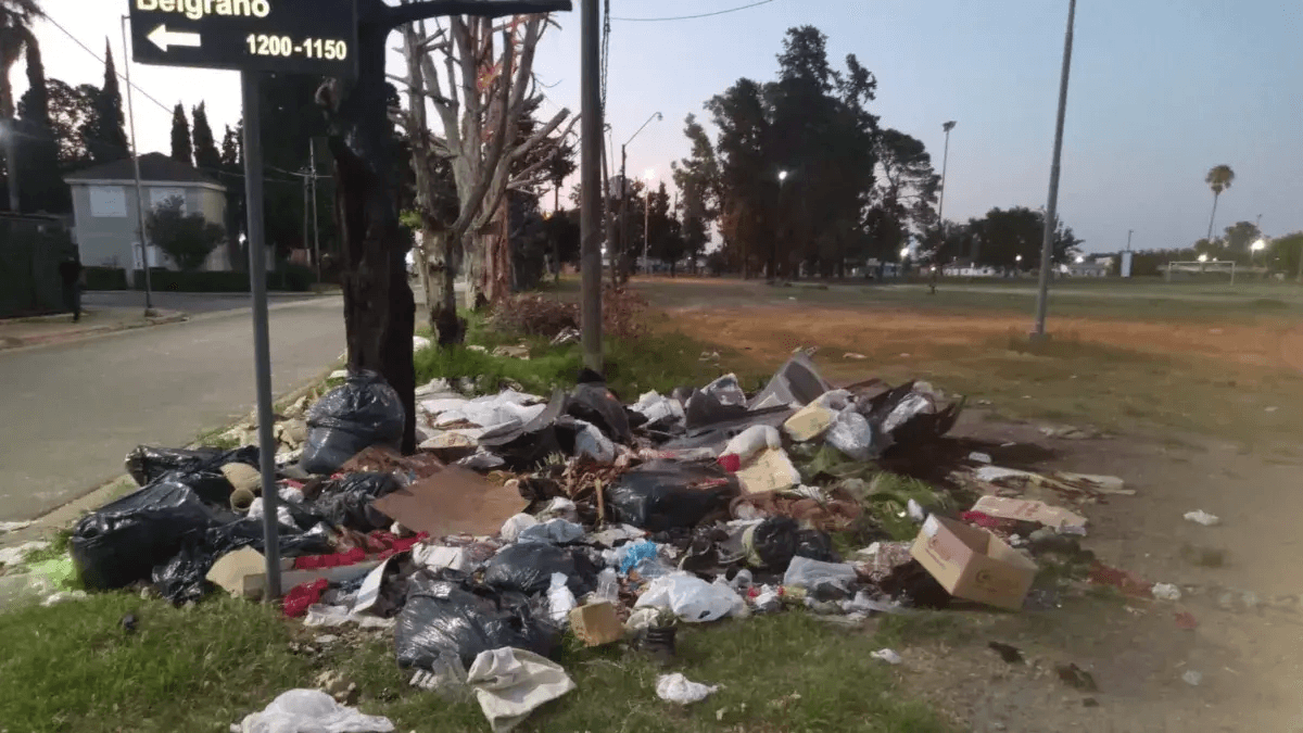 San Nicolás: Vecinos de barrio Garetto reclaman soluciones por la acumulación de basura en el Polideportivo