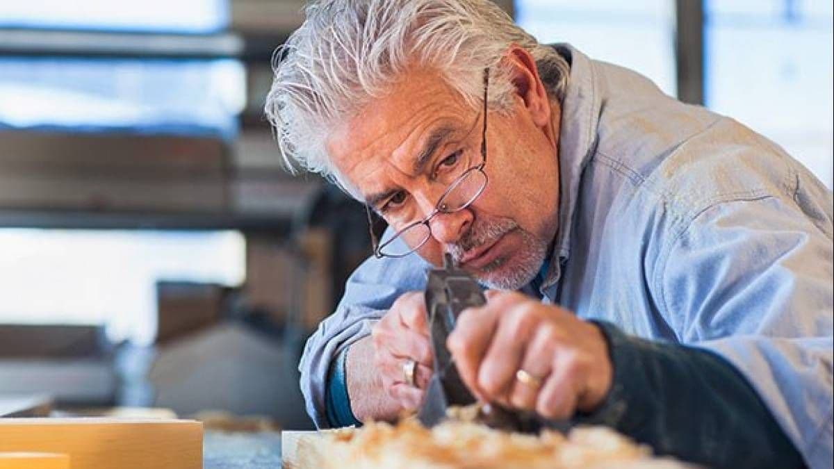 Cada vez más jubilados trabajan en San Nicolás para complementar sus ingresos, según un informe