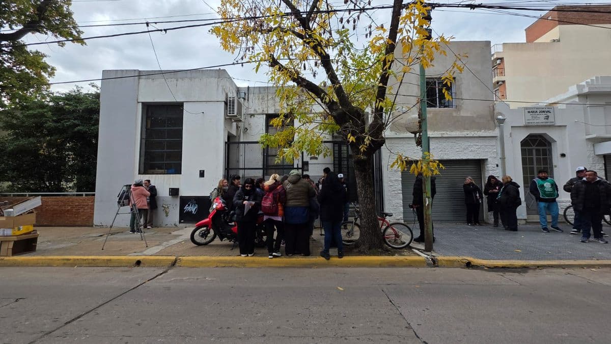 Auxiliares escolares protestaron en Zárate por salarios impagos y demoras administrativas