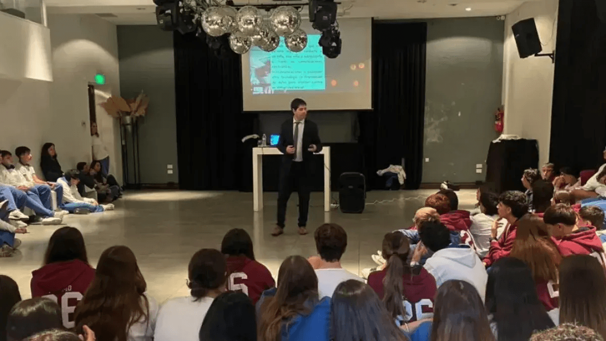 San Nicolás: estudiantes participaron de una charla sobre delitos digitales y riesgos en internet