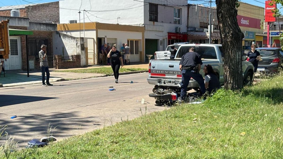 Grave siniestro vial en Pergamino: motociclista embiste a un camión y su estado es crítico