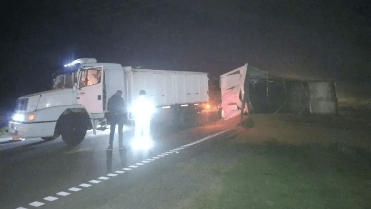 Ruta 9: Un camión cargado de trigo volcó en el km 221 de San Nicolás y el conductor salió ileso