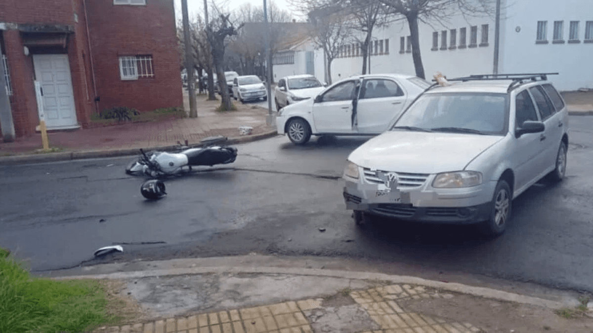 San Nicolás: dos jóvenes hospitalizados tras choque entre moto y auto en Echeverría y Belgrano