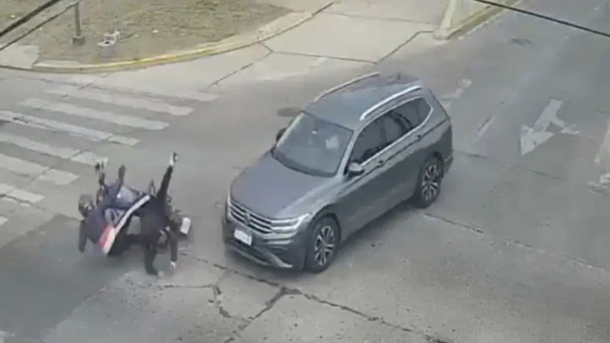 Grave accidente en San Nicolás: una camioneta embistió a una moto con un padre y su hija de 11 años