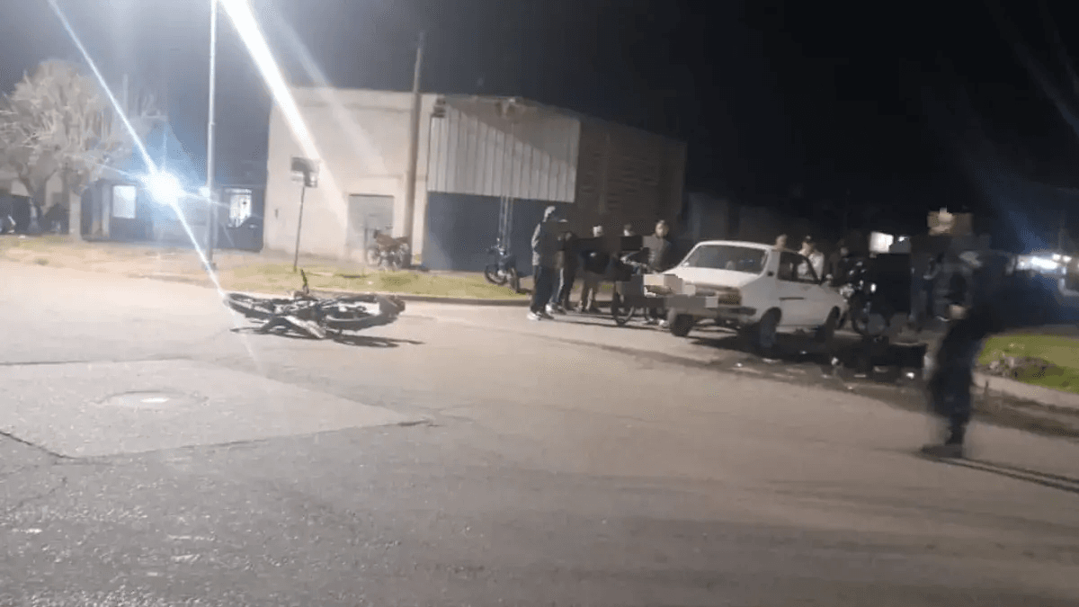 Accidente en Av. Moreno y Berna en San Nicolás: dos motociclistas heridos tras chocar con un auto