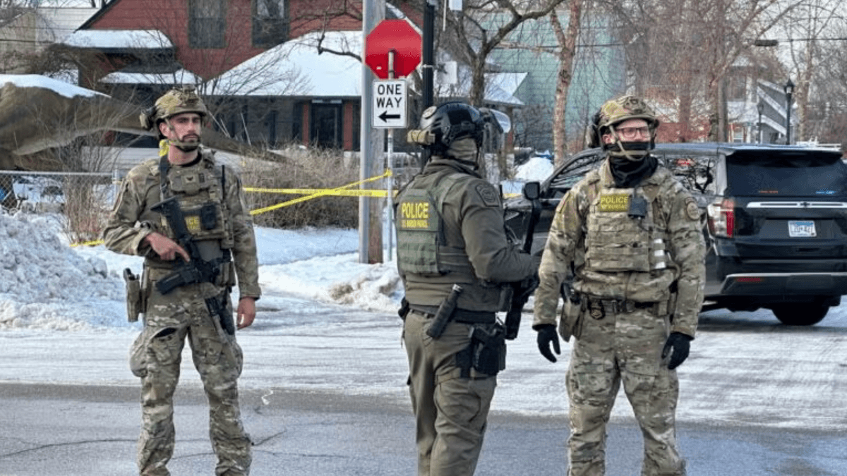 Un agente de ICE mató a tiros a una mujer en Minneapolis y estallaron protestas por el operativo migratorio