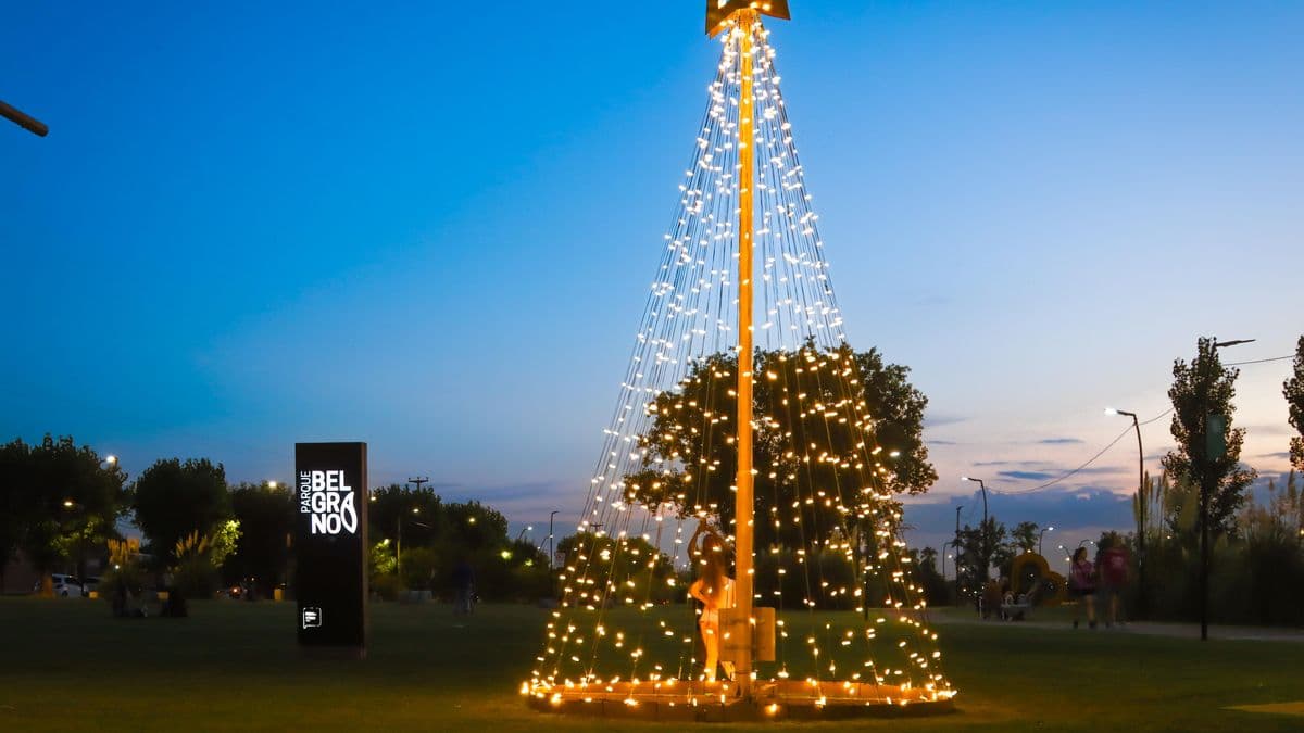 Pergamino en modo Navidad: luces, abrazos y postales que invitan a celebrar