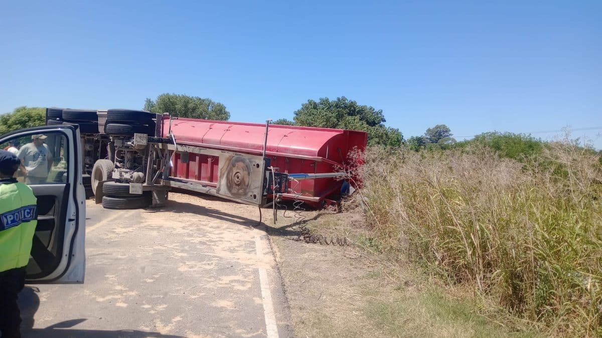 San Pedro: se desprendió la batea de un camión y volcó la carga a la altura de Villa Sarita