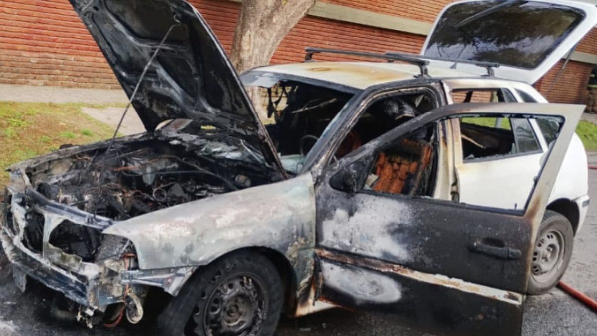Impactante incendio de un auto en plena zona sur de San Nicolás: investigan las causas