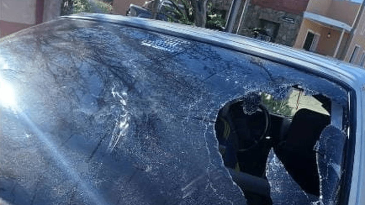 En la Zona norte de San Nicolás, una mujer atacó un auto con una estructura de hierro y huyó