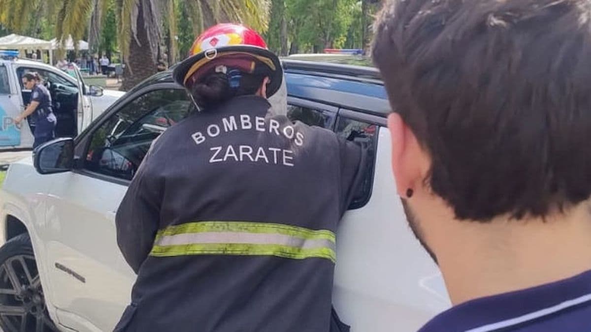 Bomberos rescatan a un bebé atrapado dentro de un auto en Zárate