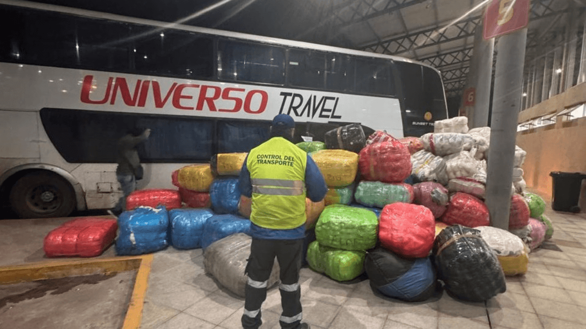 CNRT secuestró en San Pedro un micro ilegal que viajaba con mercadería en los pasillos