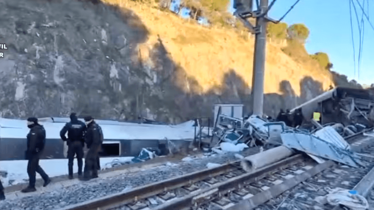 Tragedia ferroviaria en España: dos trenes de alta velocidad descarrilaron y hay al menos 39 muertos