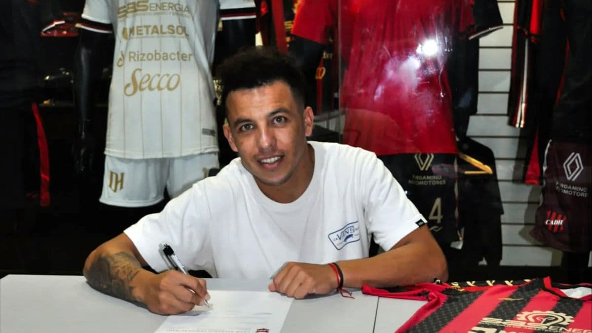 Douglas oficializó la llegada de Carlos Arriola y sigue reforzando su plantel
