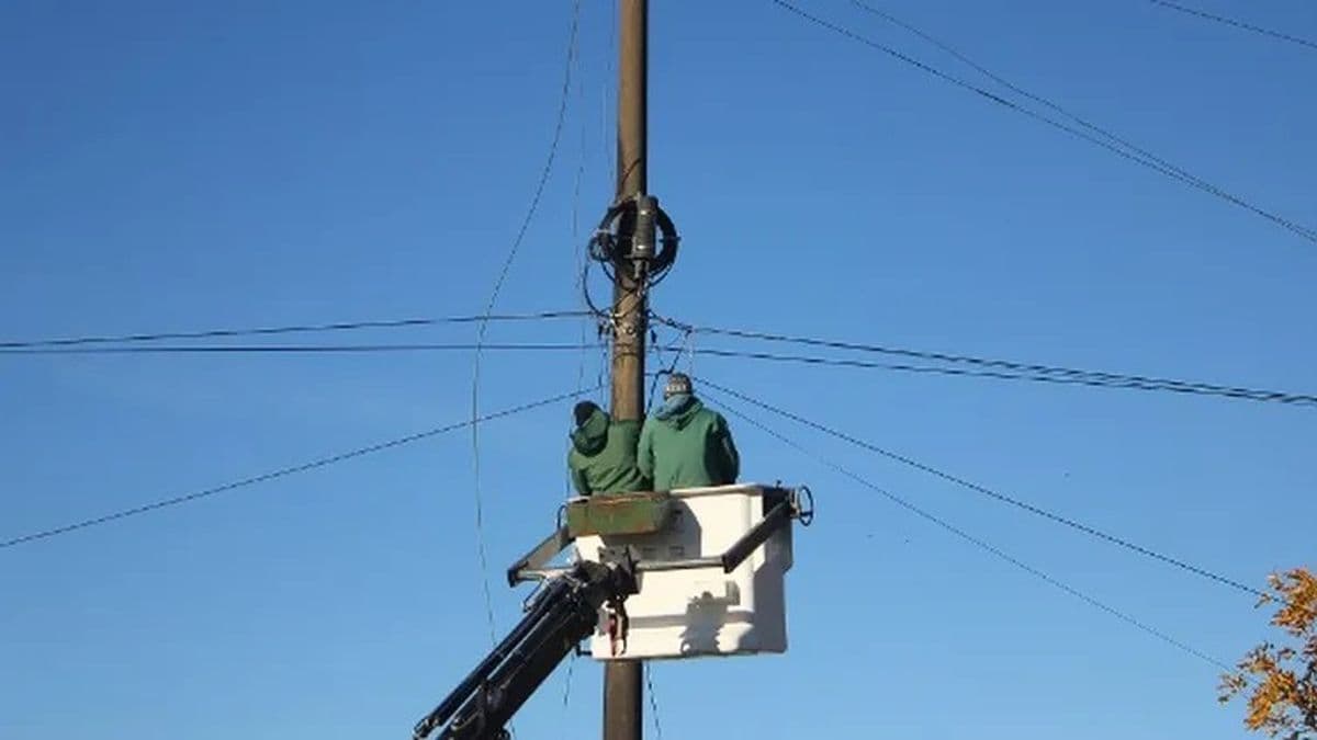 Las cuadrillas de la Cooperativa Eléctrica se despliegan en la zona sur por cortes en distintos sectores