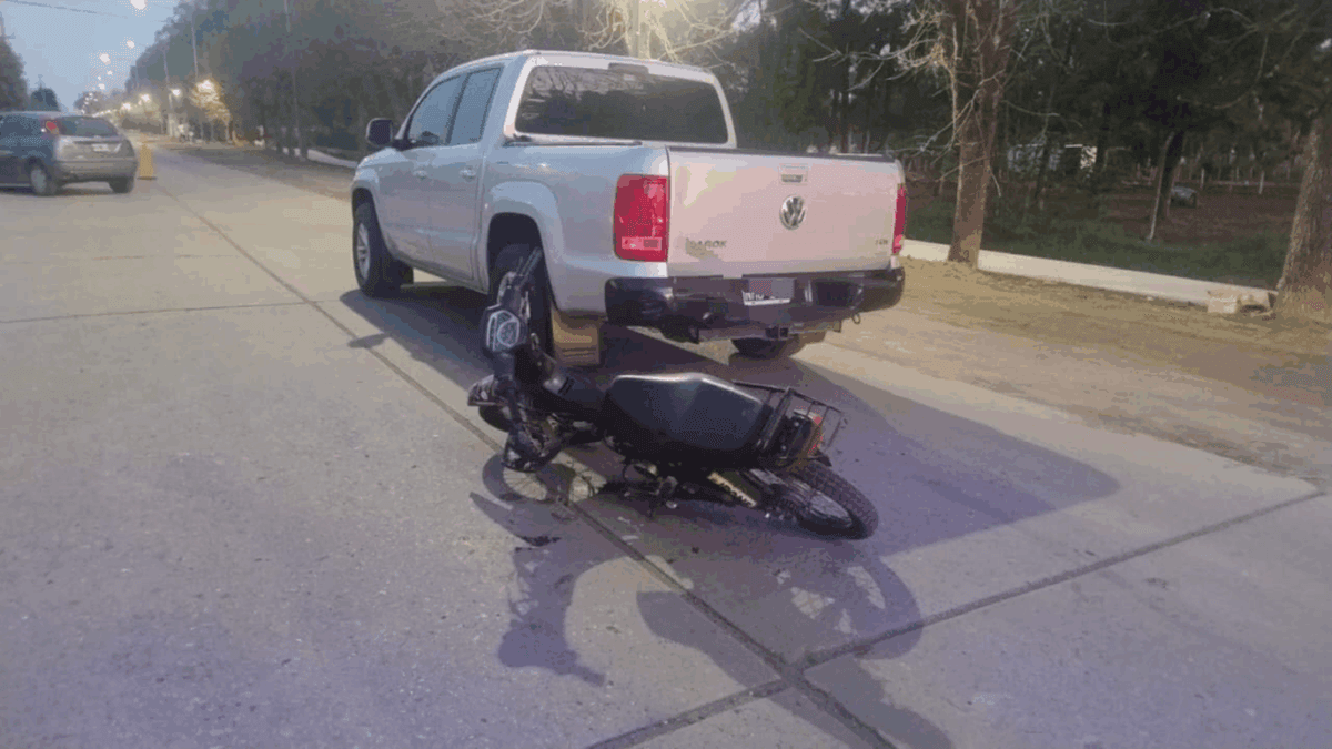 San Nicolás: un grave accidente vial de moto y auto dejó a un adolescente herido en Villa Campi