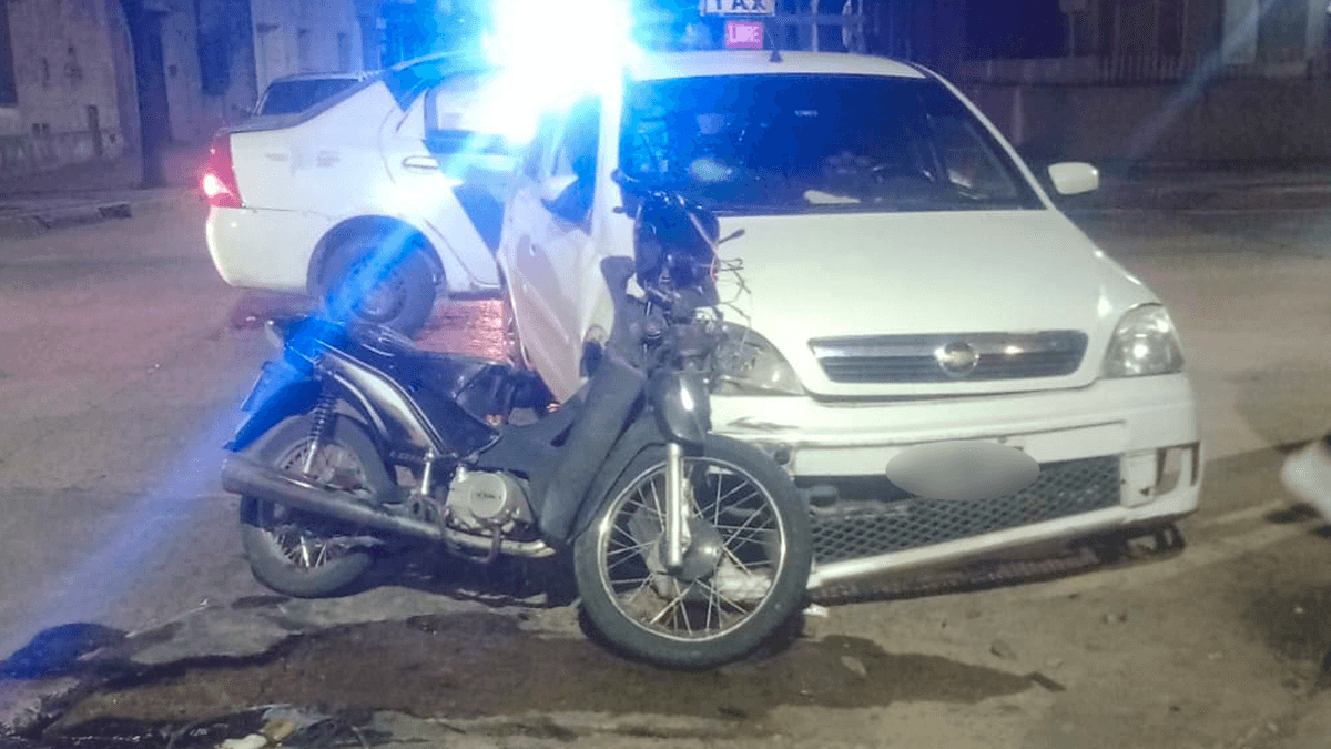 Accidente en el centro de San Nicolás entre moto y auto dejó dos jóvenes heridos leves