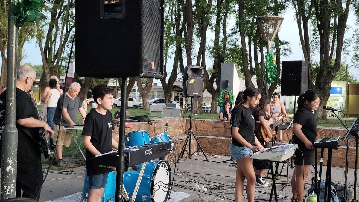 Música joven en la plaza de Ramallo: debut de "La Vanguardia" y cierre de los talleres municipales