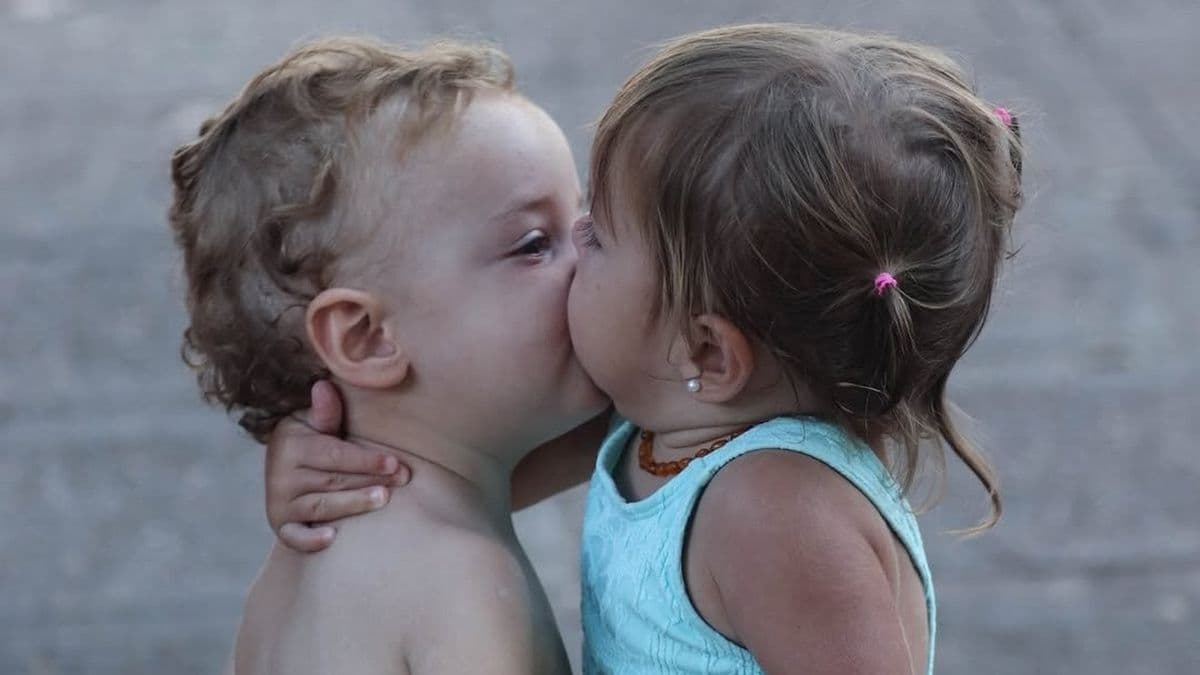 Las fotos más tiernas del verano en Pergamino: dos niños y un gesto de amor que conmovió en el Club "Comu"