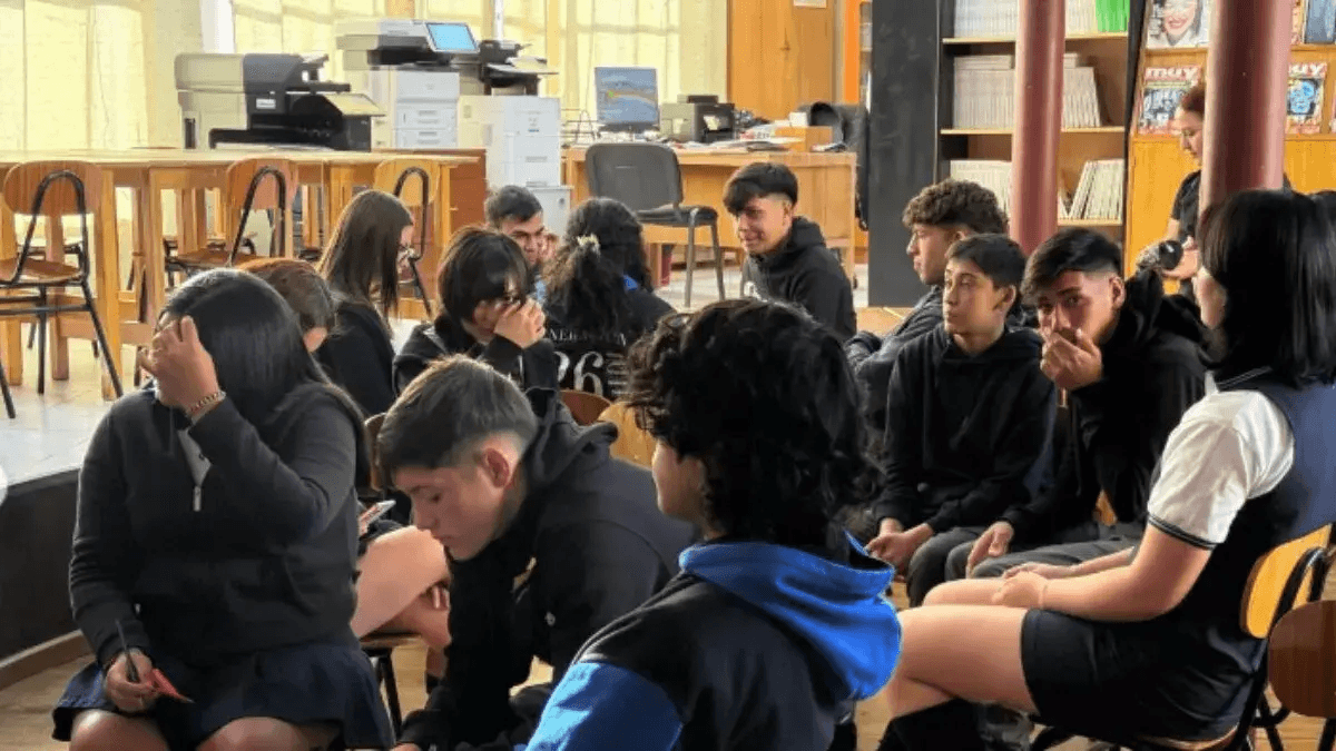 Estudiantes de San Nicolás debaten sobre violencia escolar y redes sociales en jornada colectiva